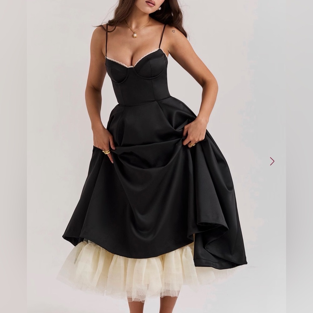House of CB MADEMOISELLE
Black Tulle Midi Dress